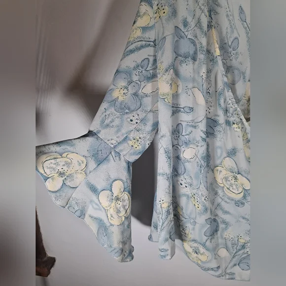 East West Vintage Baby Blue Floral Flowy Top Size Large Cross Front 3/4 Sleeve - Picture 2 of 10
